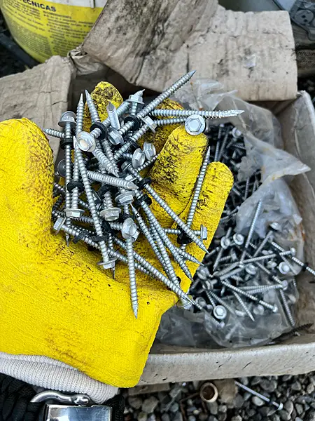 Tornillos reciclados de diferentes tipos y tamaños para construcción